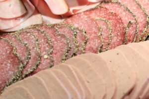 Chi soffre di ipertensione può mangiare mortadella? La risposta del cardiologo