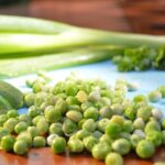 Piselli surgelati in una pentola sul fuoco, pronti per la cottura.