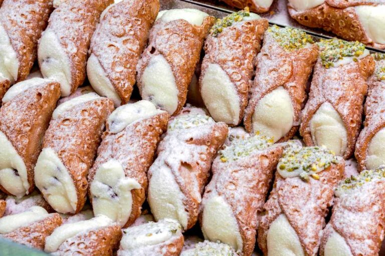 Come fare i cannoli siciliani in casa: la ricetta della cialda croccante