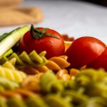 Piatto di pasta al pomodoro con ingredienti freschi, evidenziando gli errori da evitare per la glicemia.