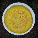 Frittata alta e soffice appena sfornata, con ingredienti freschi e colori vivaci.