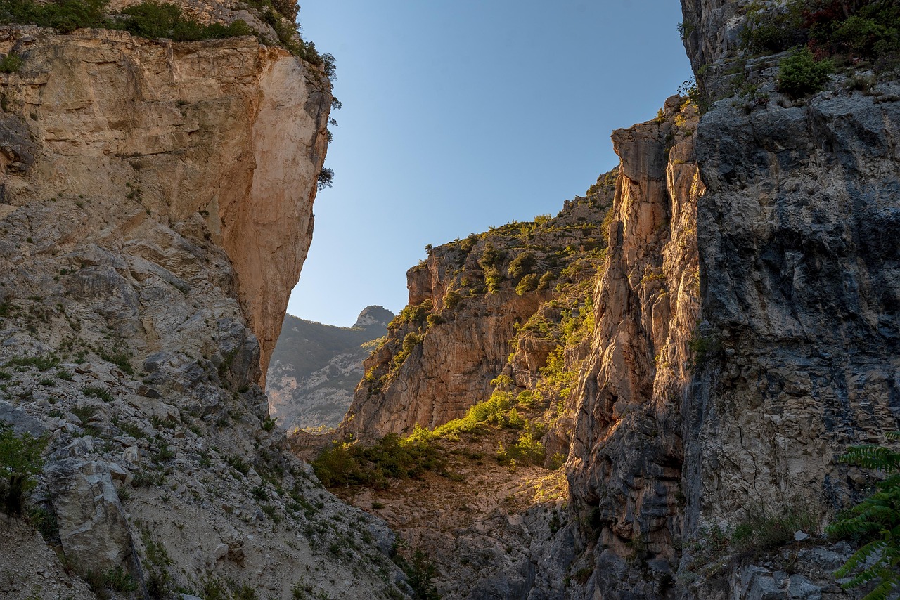Gola abruzzese con pareti rocciose e vegetazione lussureggiante, panorama mozzafiato.