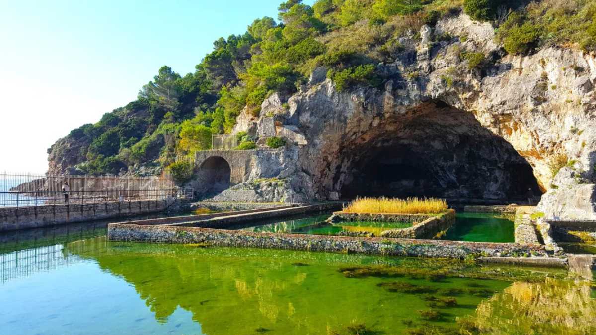 Grotte pugliesi con stalattiti e stalagmiti, paesaggio naturale mozzafiato in Italia.