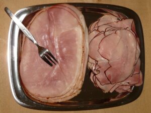 Mortadella vs prosciutto cotto: quale salume ha meno calorie e grassi saturi