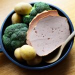 Immagine di una fetta di mortadella con evidenziati i nitrati e limiti di legge europei.