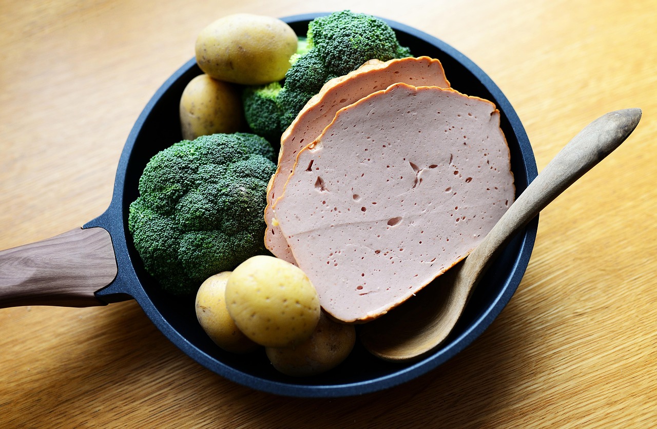 Immagine di una fetta di mortadella con evidenziati i nitrati e limiti di legge europei.