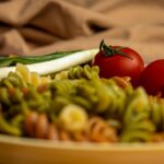 Pasta al pomodoro servita con diverse varianti salutari per mantenere stabili i picchi glicemici.