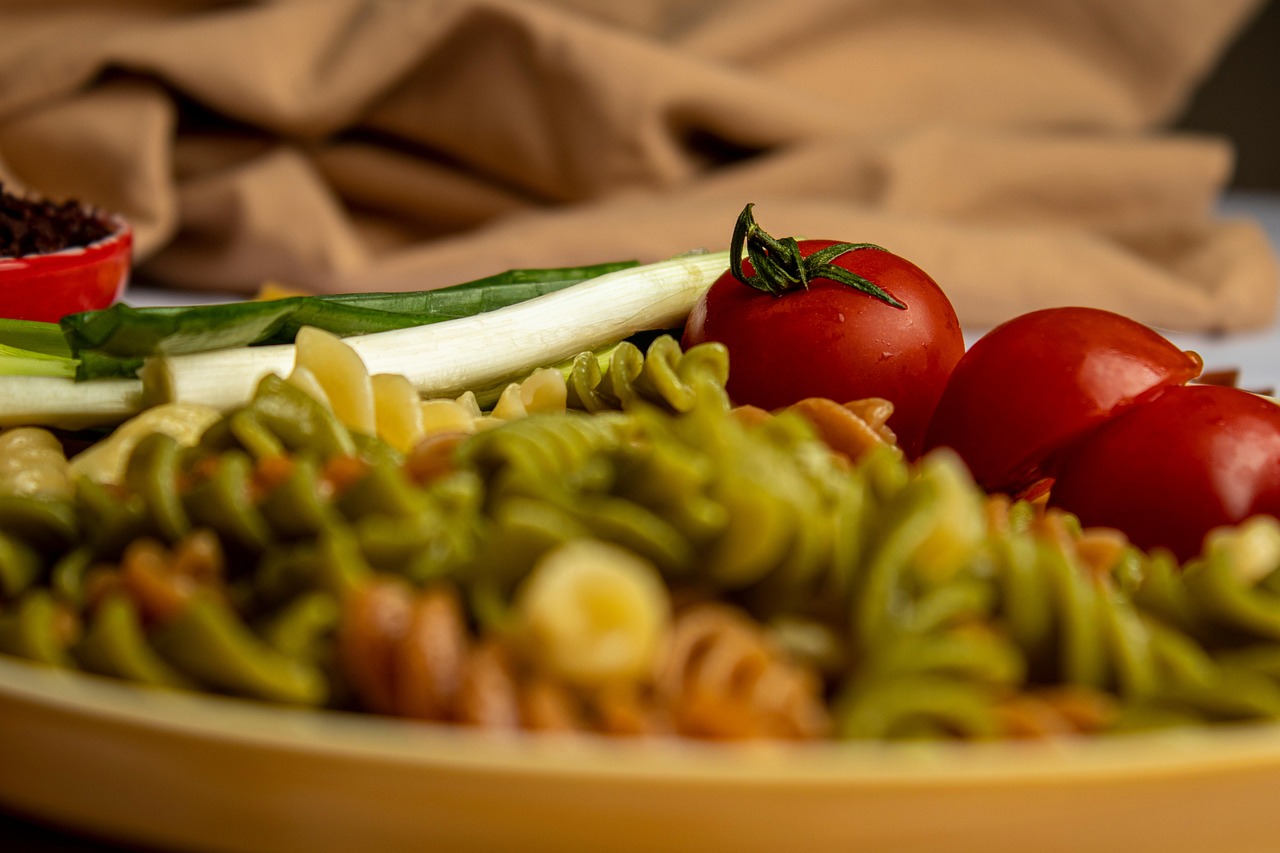 Pasta al pomodoro servita con diverse varianti salutari per mantenere stabili i picchi glicemici.