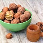 Noci su un tavolo, simbolo di salute e riduzione del colesterolo cattivo.