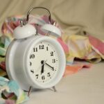 Immagine che illustra il rapporto tra sonno e livelli di cortisolo nel corpo umano.