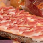 Un piatto di salumi selezionati con verdure fresche, consigliati dai cardiologi per chi ha pressione alta.