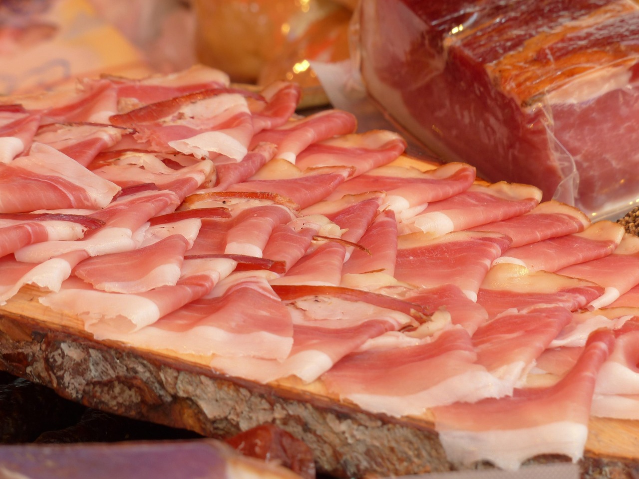 Un piatto di salumi selezionati con verdure fresche, consigliati dai cardiologi per chi ha pressione alta.